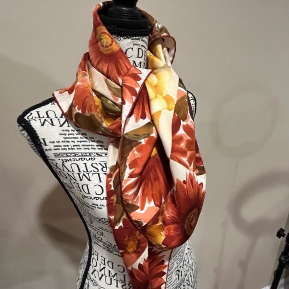 Gucci 100% Silk Scarf Flower Motif Autumn Colors - Picture 1 of 6
